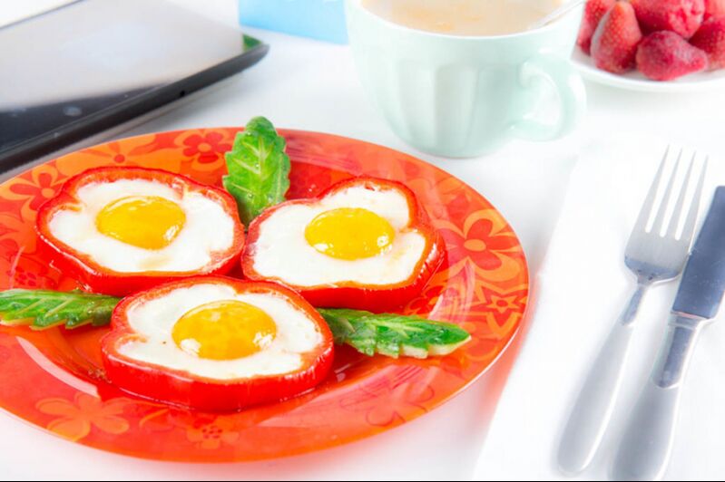 Ovos fritos no pimentão - um prato saudável no menu de dieta de ovos