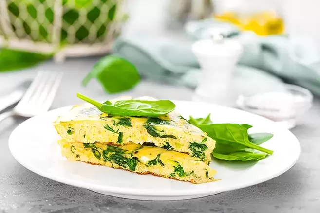 omelete com ervas em uma dieta sem carboidratos