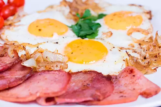 ovos mexidos e bacon em uma dieta sem carboidratos