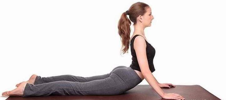 Postura de bhujangasana para exercitar os músculos abdominais